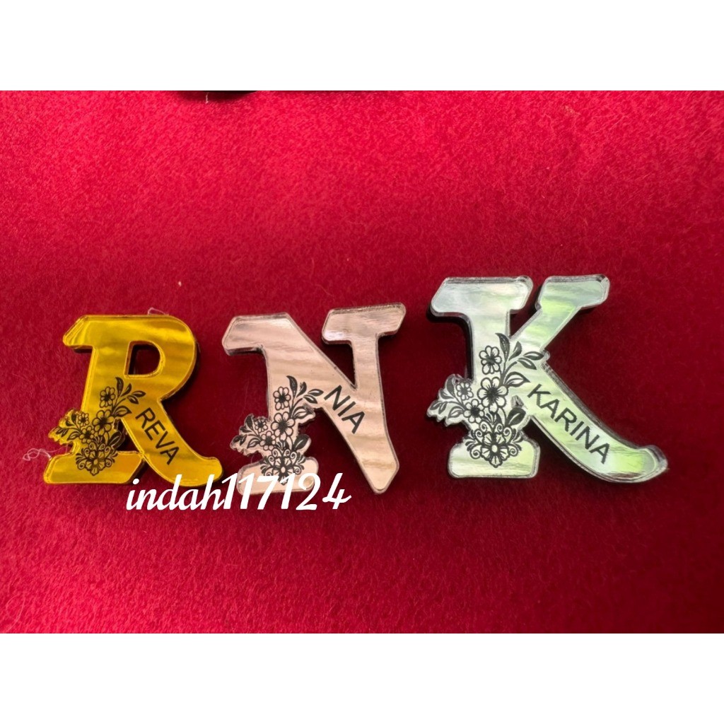 BROSS INISIAL GRAFIR NAMA ALAS HITAM / PIN HIJAB ./ AKRILIK TAG