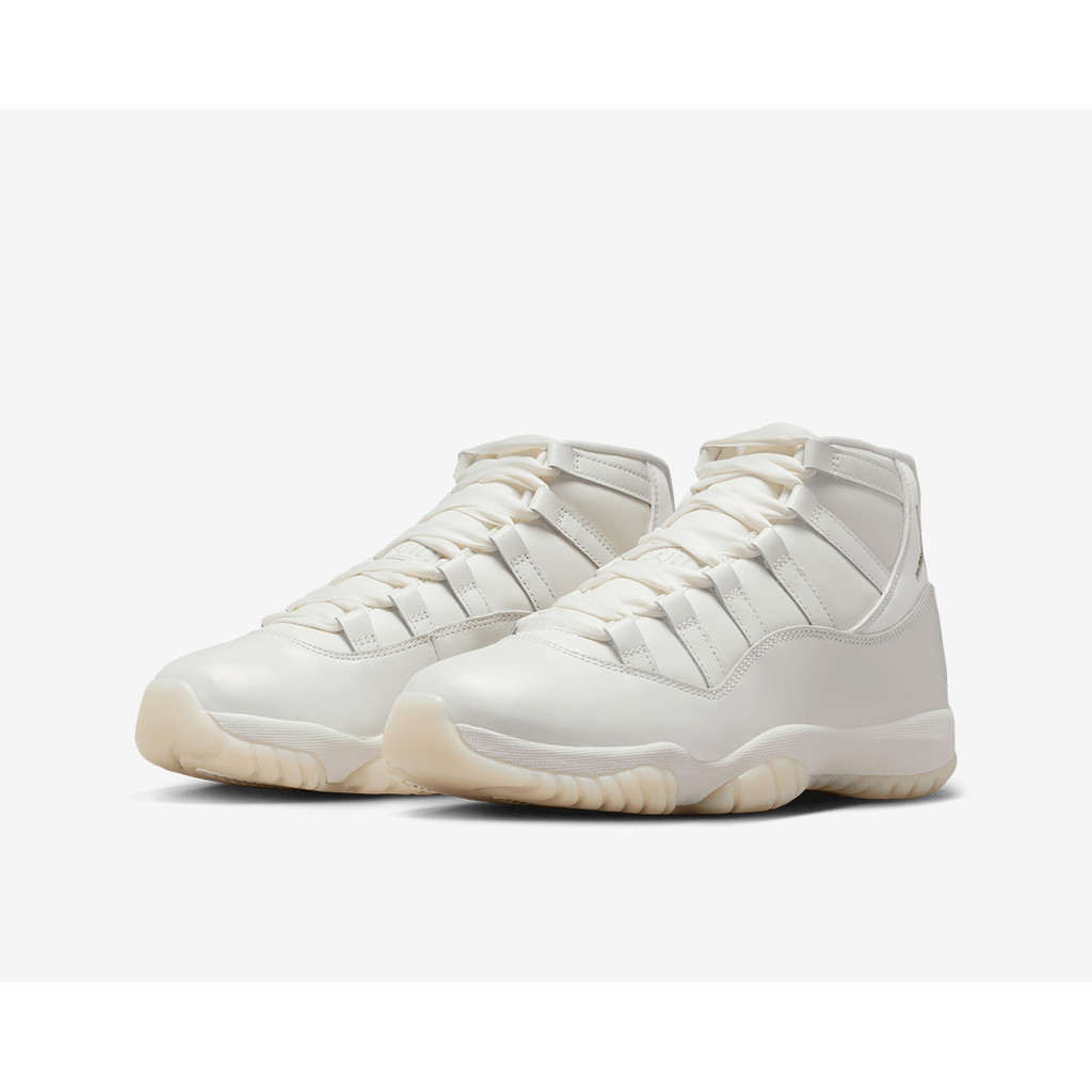 Sepatu Basket Wanita Nike Air Jordan 11 Retro Pearl AR0715-110