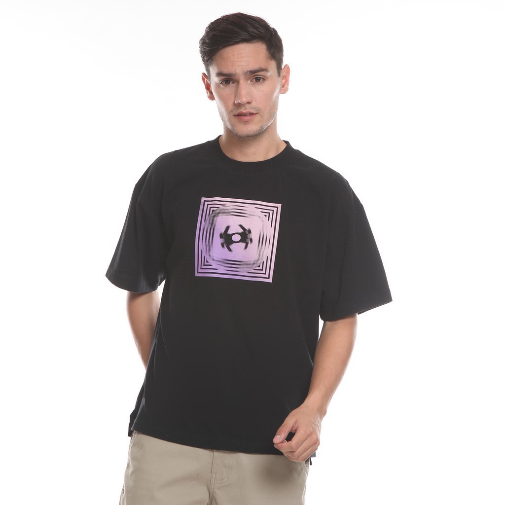 ORI  Spyderbilt Kaos Pria Lengan Pendek Hitam Sumfuk (MSTS757-BLK) Planetsurf Tee