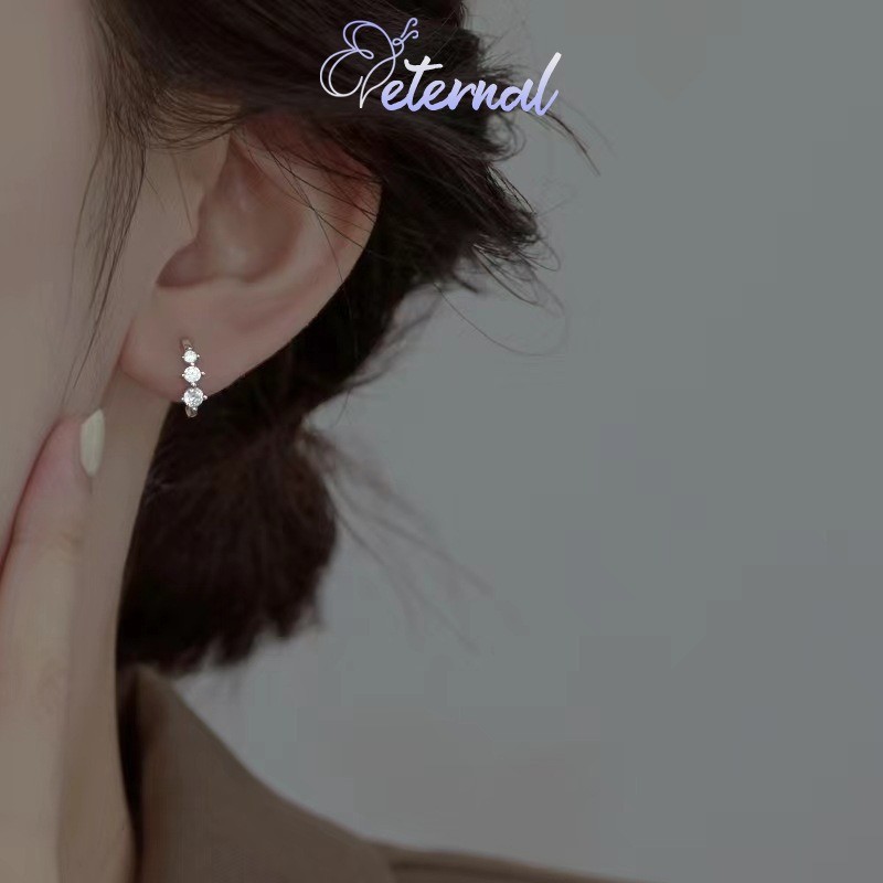 Eternal Anting Kait Tiga Berlian Baris Kecil yang Sederhana dan Eksklusif