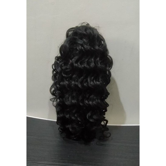 Rambut jepit ekor kuda kriting