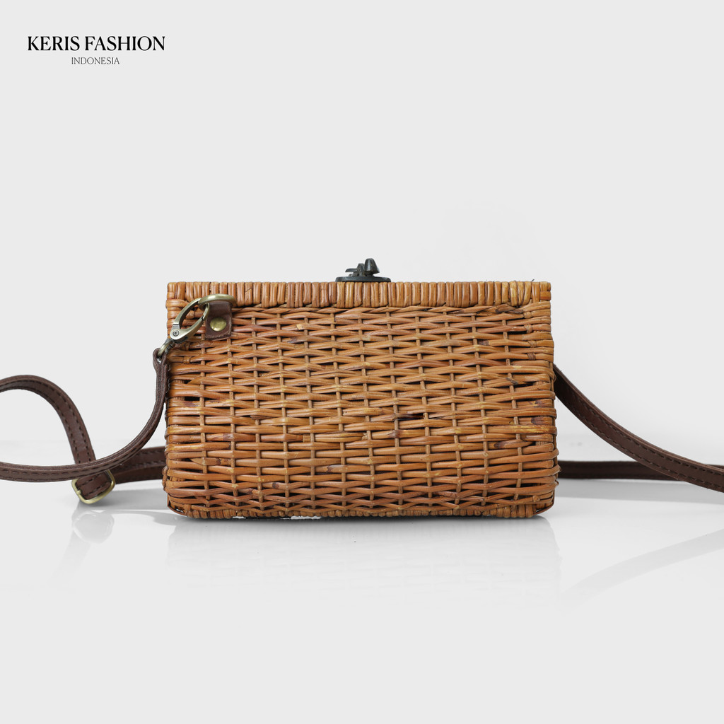 Keris Gallery Tas Rotan Anyam Tabung dengan Tali Kulit Panjang