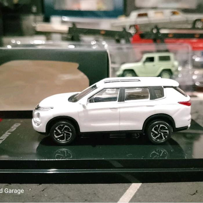 Diecast Oem Mitsubishi Outlander SUV 2023 White RESTRO