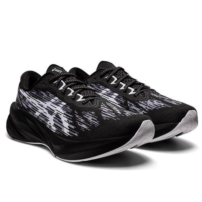Sepatu Lari  Novablast 3 Black White