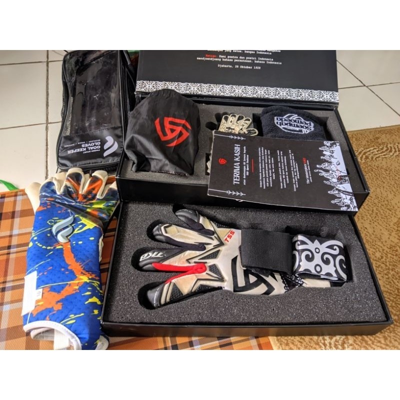 sarung tangan kiper TKB SOEMPAH PEMUDA (BEKAS)