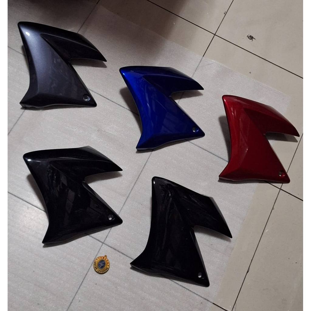 SCOOP AIR / SAYAP KIRI BAWAH TANGKI YAMAHA VIXION OLD MERAH / BIRU / ABU / HITAM ORIGINAL YGP