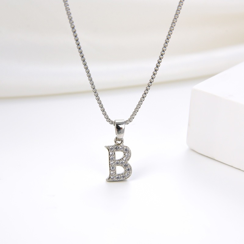 Perhiasan HYL JEWELRY Kalung Titaniun  Huruf Kalung Alfabet titanium Wanita Permata cantik