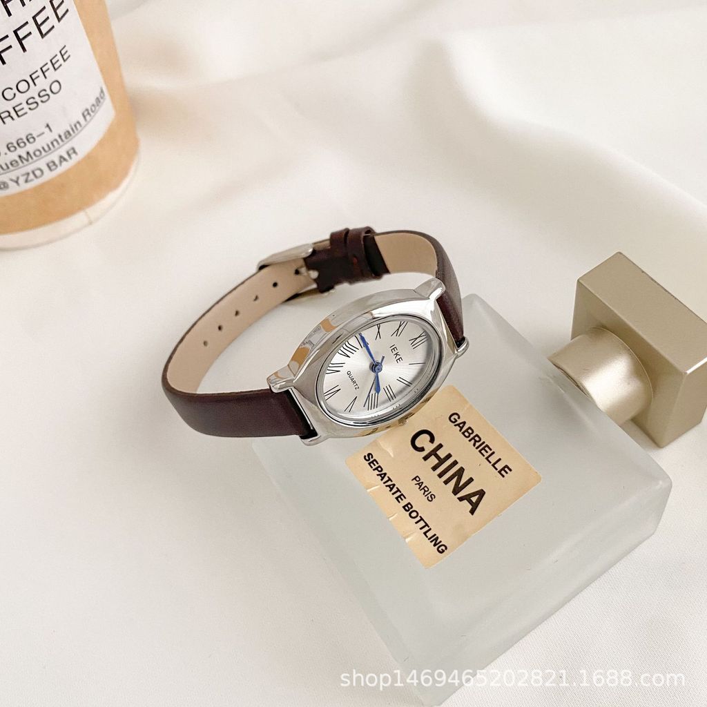 Jam tangan desain niche IEKE wanita dalam siswa oval kecil yang indah, jam tangan wanita sabuk minim
