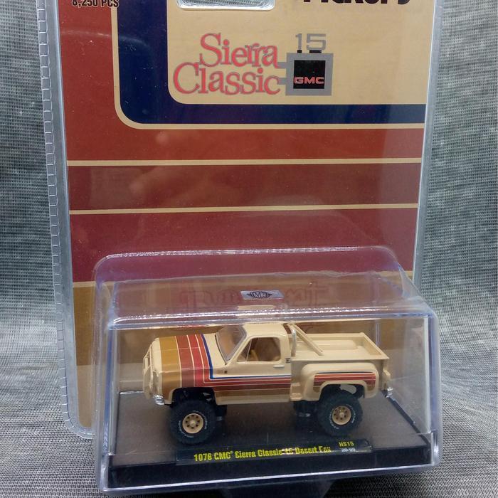 GND48 M2 Machines 1:64 1976 GMC Sierra Classic 15 Desert Fox 31500-HS15 Beig