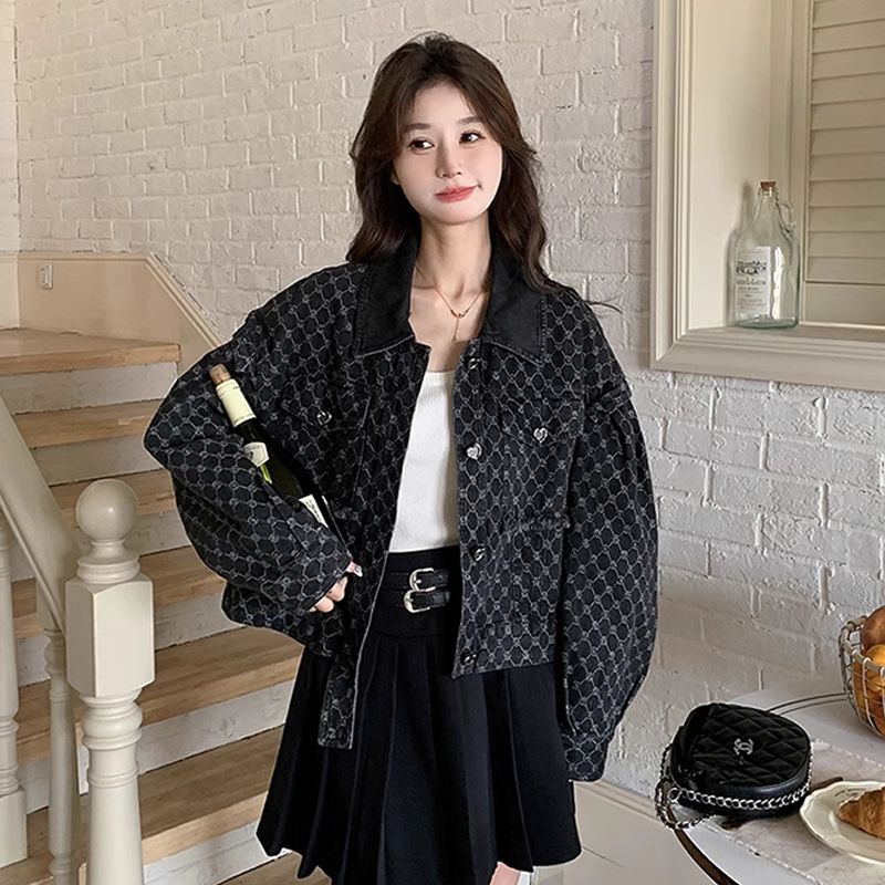 Jacket denim bercetak hitam longgar, jaket pendek modis kecil. jaket pendek modis.