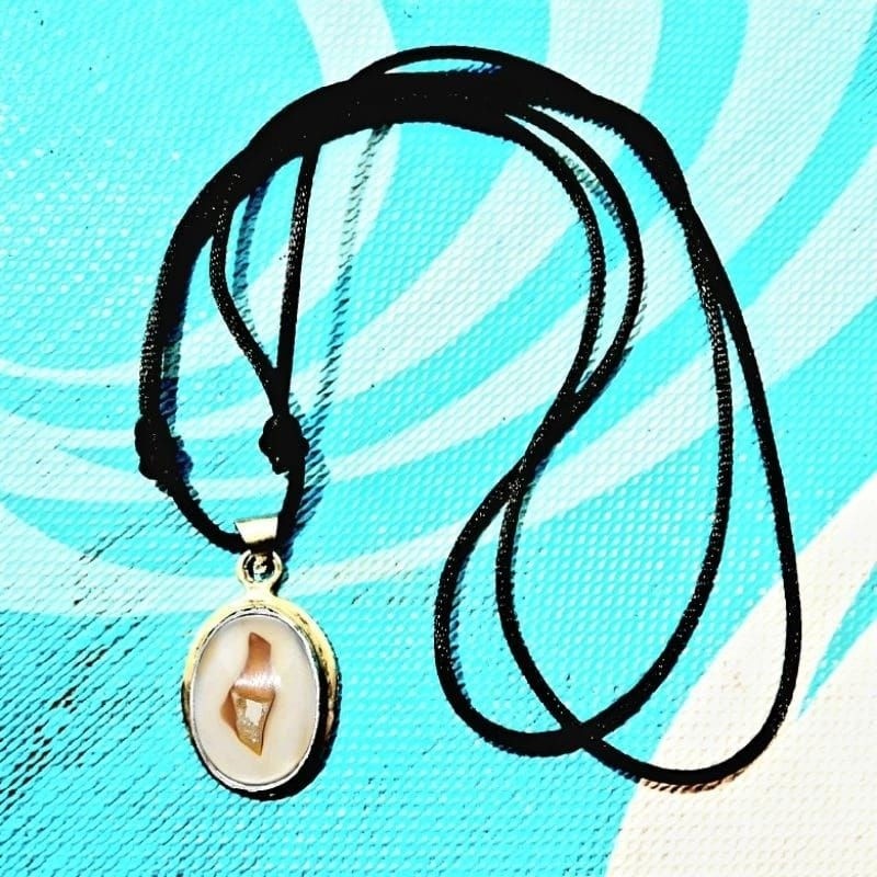 KALUNG BATU AKIK COMBONG BOLONGNYA ALAMI ASLI ALAM.Est. Dimensi batu 18mm - 25mm / kalung batu akik