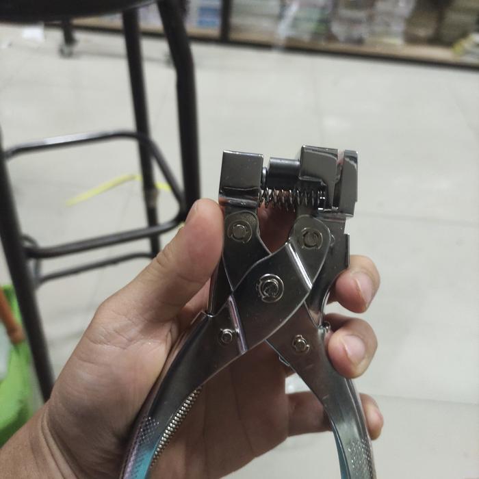 Pembolong hanger gantungan