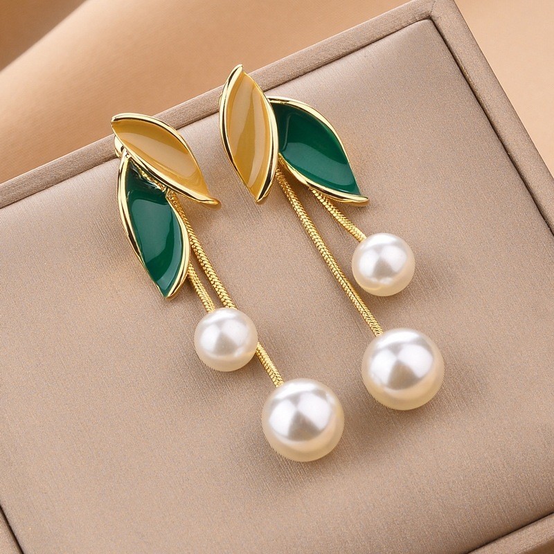 Anting Tetesan Minyak Desain Flowy – Anting Daun Elegan Gaya Korea, Tanpa Tindik (Ear Clip) | Model 