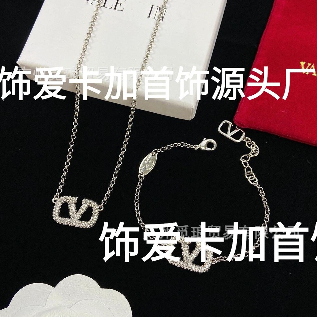 Kalung set berlian putih penuh gaya wanita