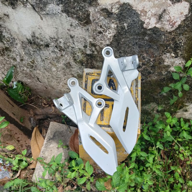 FOOTSTEP DEPAN CBR 150R NEW BASTEP DEPAN CBR 150R NEW KANAN KIRI PIJAKAN KAKI DEPAN POWER CBR 150NEW