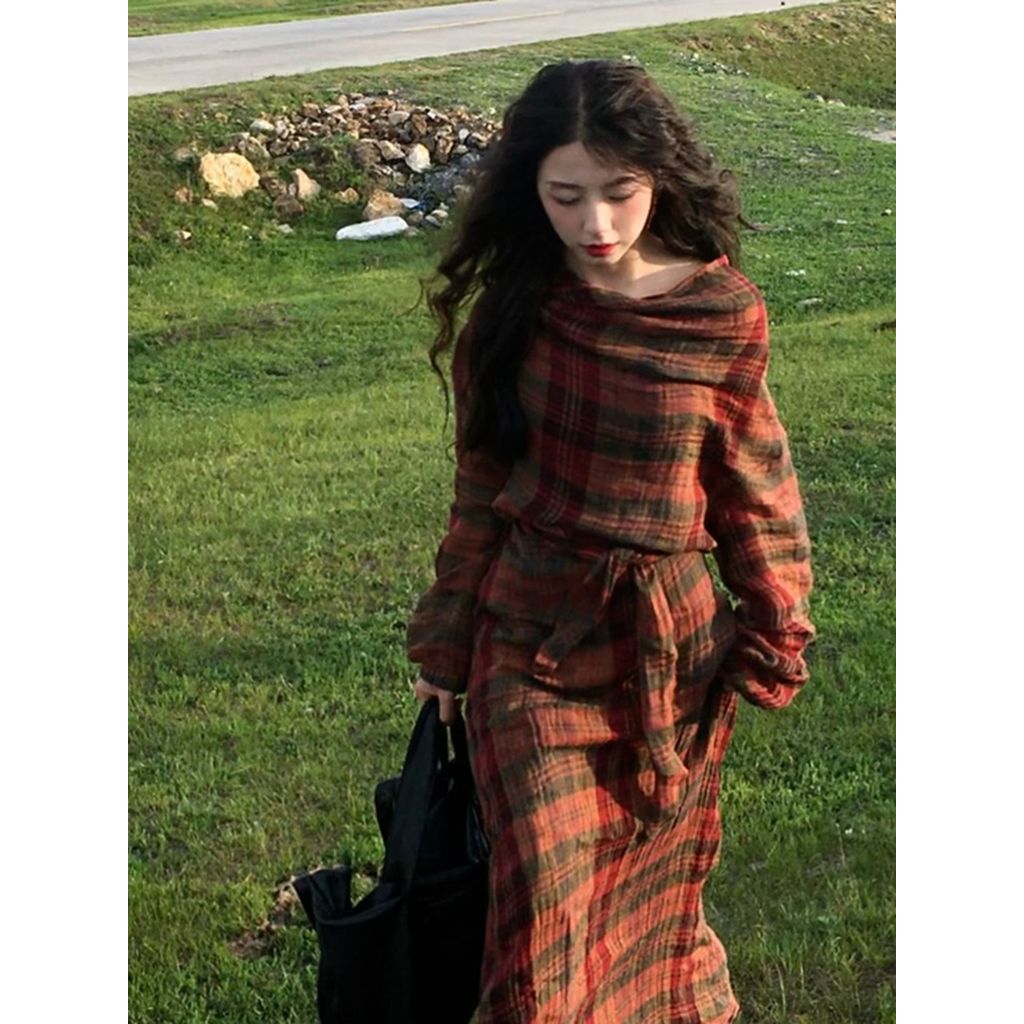 Satu set lengkap dengan blus kotak-kotak merah-hitam dan set rok setengah