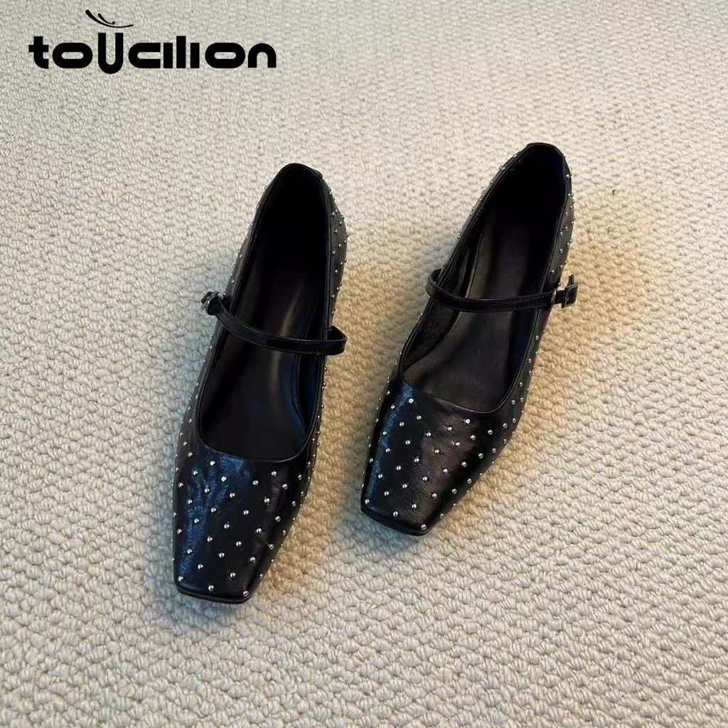 Sepatu kulit kecil dengan kepala persegi dengan paku keling, sepatu wanita dengan kancing tumit rend