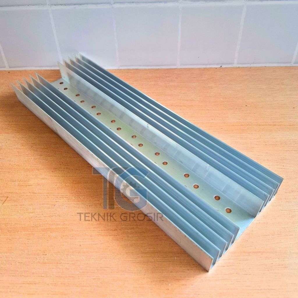 Heatsink Aluminium 30x9.5cm 5 Sirip 8 Lubang Pendingin Transistor Final