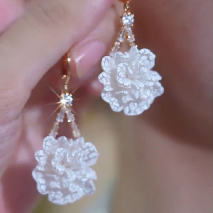 Anting-anting bunga putih baru