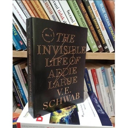 Buku THE INVISIBLE LIFE OF ADDIE LARUE by V.E. Schwab