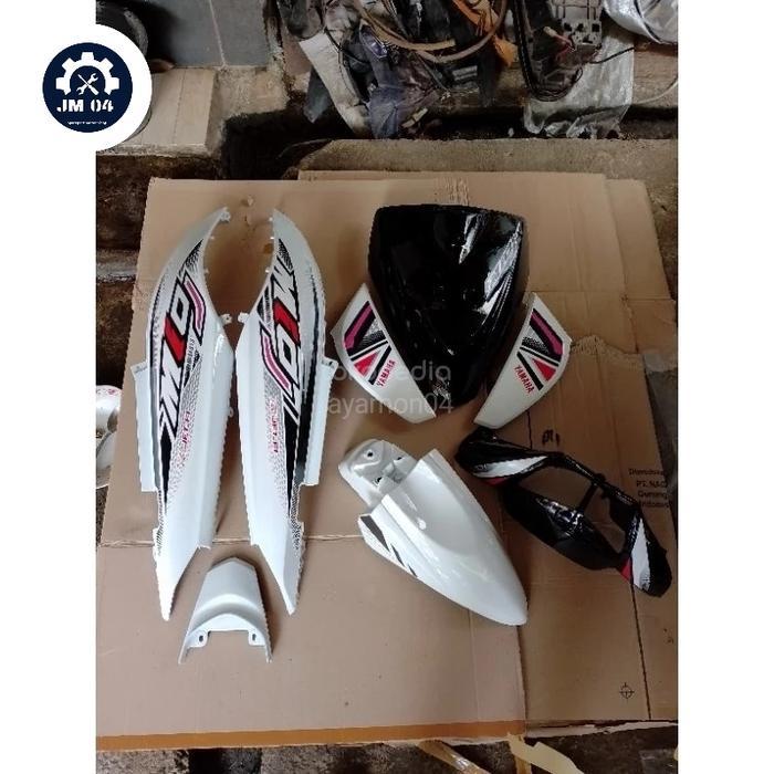 COVER FULL BODY HALUS MOTOR YAMAHA MIO J+STRIPING WARNA HITAM PUTIH