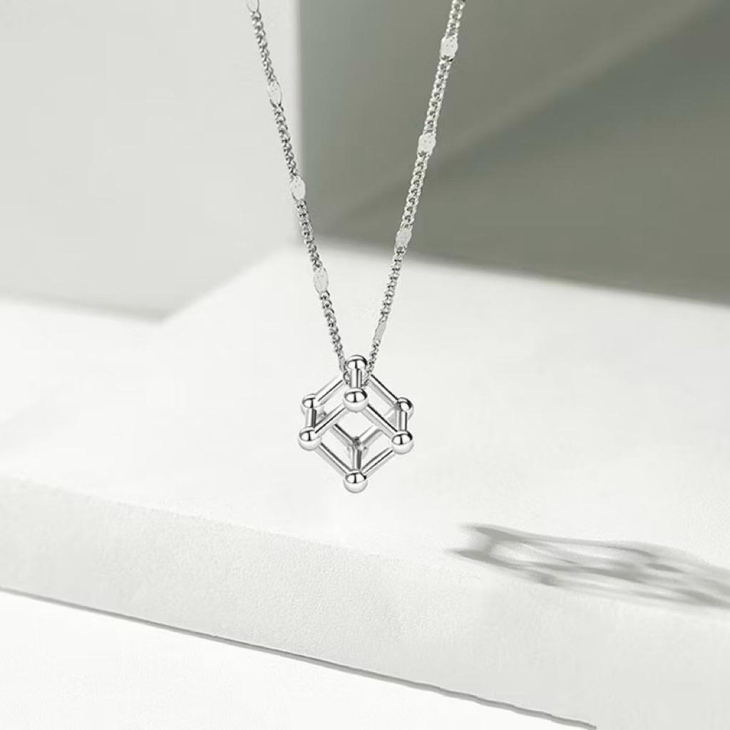 Kalung Titanium Liontin Kubus Minimalis