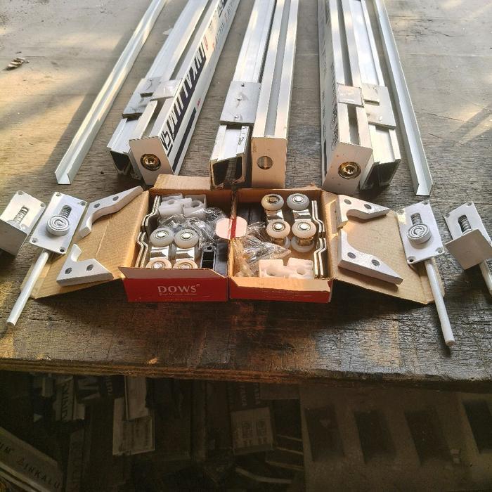Rel atas bawah pintu sliding swing aluminium - serat kayu