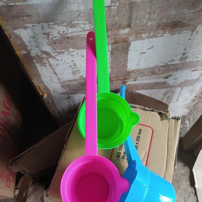 Gayung Plastik Gagang Panjang / Gayung Mandi Gagang Panjang