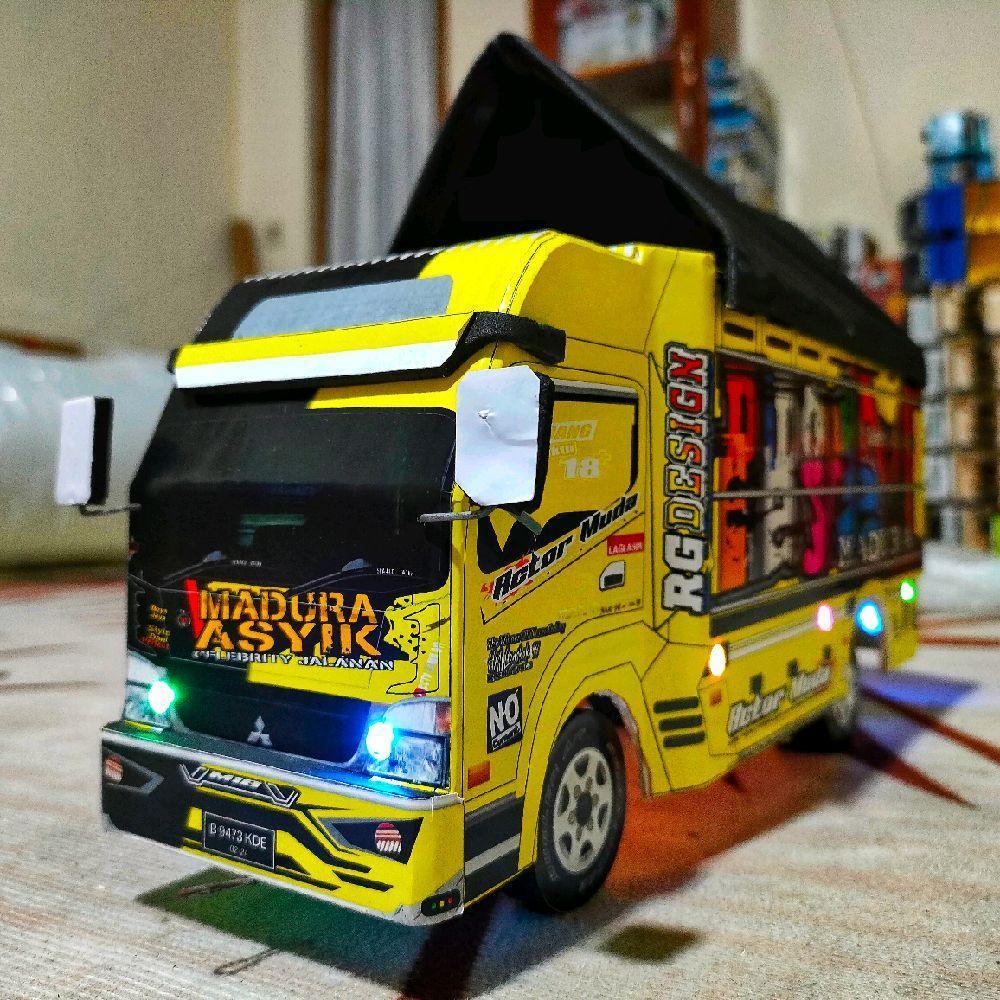 Miniatur Truk Oleng Madura Asyik Hitam-Kuning Toys Hadiah Mainan Miniatur Truk Kayu dengan Lampu LED