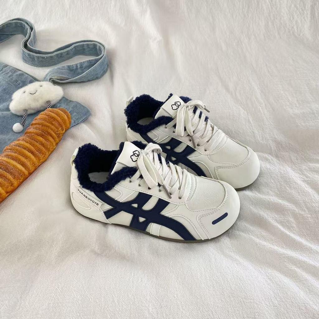 Sepatu De-Training wanita, sepatu skate putih tebal, sepatu skate putih kecil.