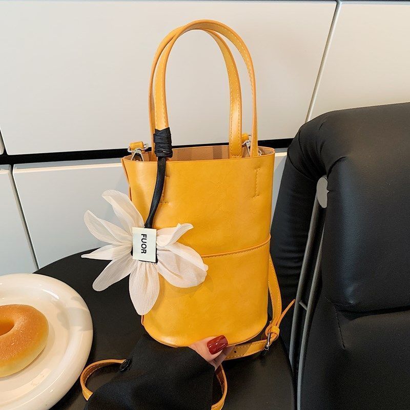 Tas Ember Selempang Kekinian, Model Serbaguna & Elegan untuk Wanita