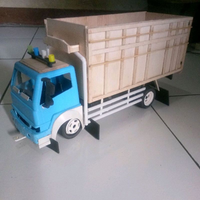 DELISTORE Mainan truk plastik modifikasi Jambi style