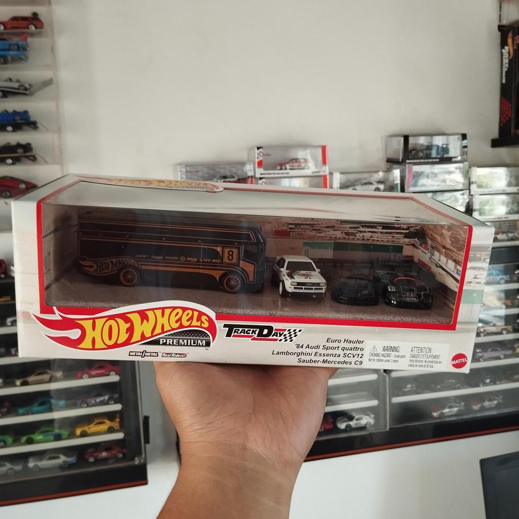 Hot Wheels Diorama Set Track Day - Lamborghini Euro Hauler Mercedes Audi