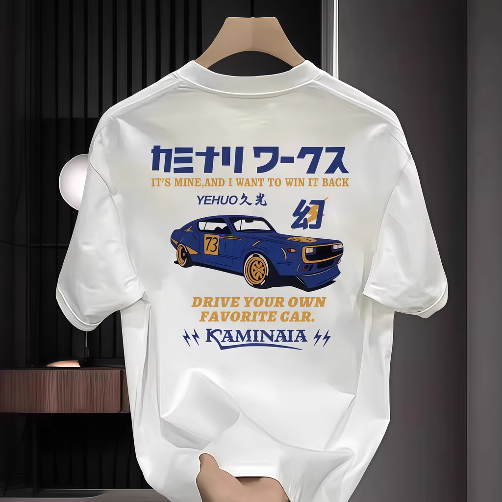 COD Misteri Kaos Pria Premium 100% Katun Combed]Kaos Hitam Mobil Balap Biru Emas Teks Jepang Otomoti