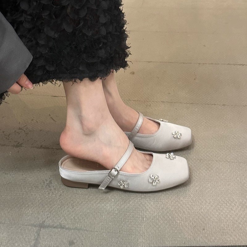 Sepatu Mary Jane Bunga Berlian Imitasi Sepatu Mary Jane Bunga Berlian Imitasi