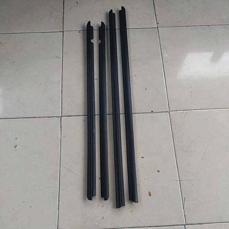 pelipit kaca luar mobil sirion hitam 100 % original