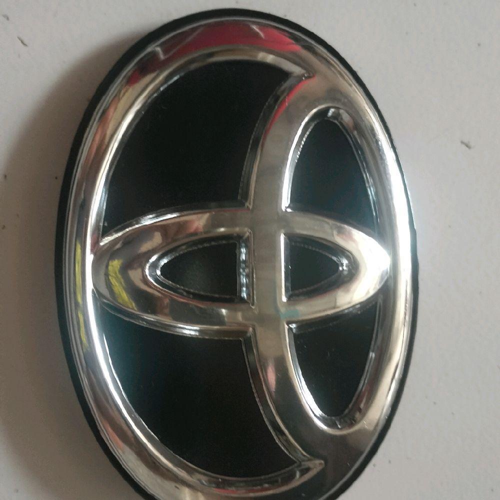 logo ban serep Toyota Rush warna hitam