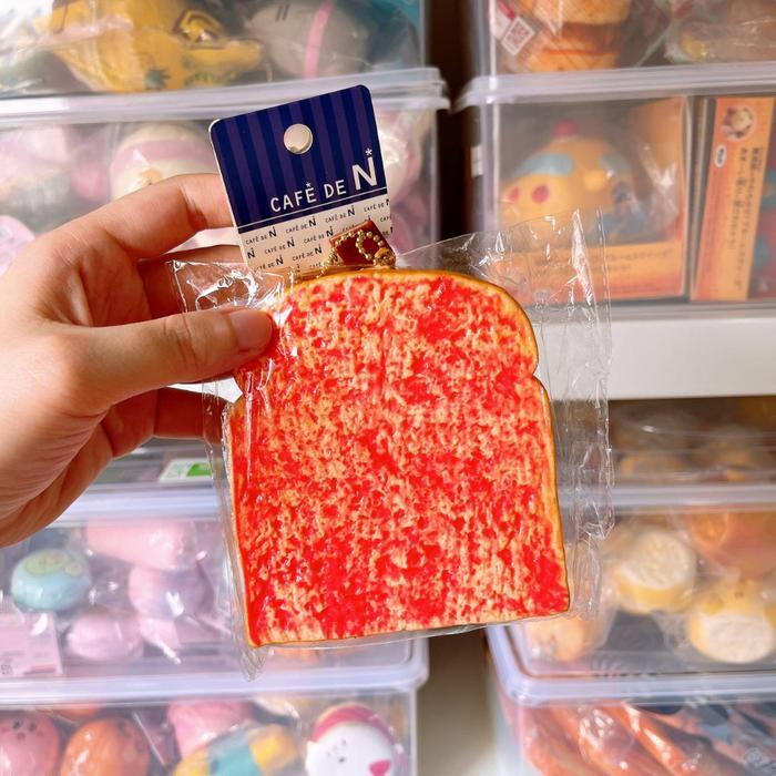 [READY STOCK] Slice Bread Squishy Rasa Stroberi by Cafe de N (CDN) / Squishy Roti Tawar Potong Slow&