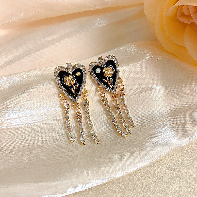Anting-anting stud rumbai hati hitam fashion retro Eropa dan Amerika