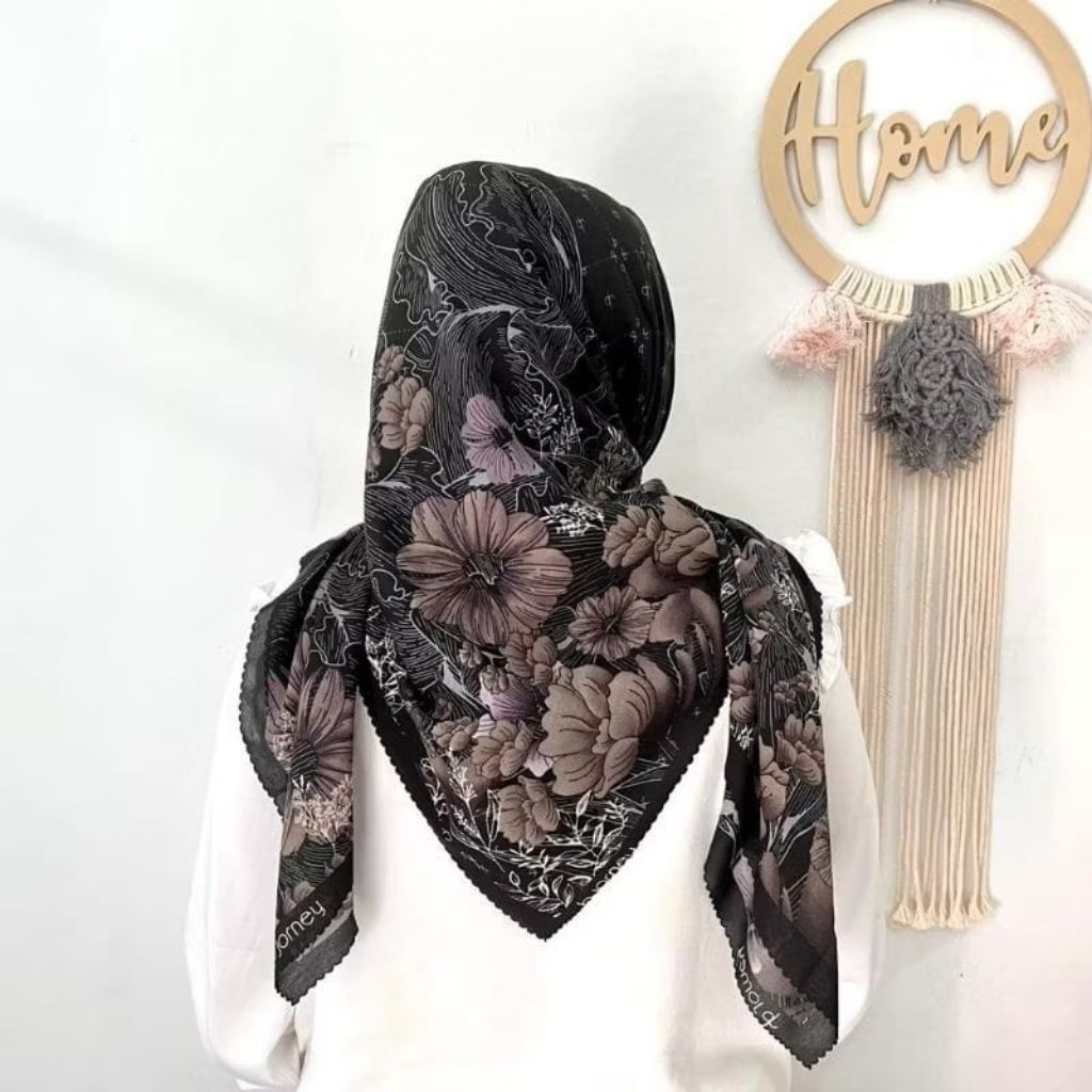 HIJAB SEGIEMPAT VOAL MOTIF BUNGA HITAM