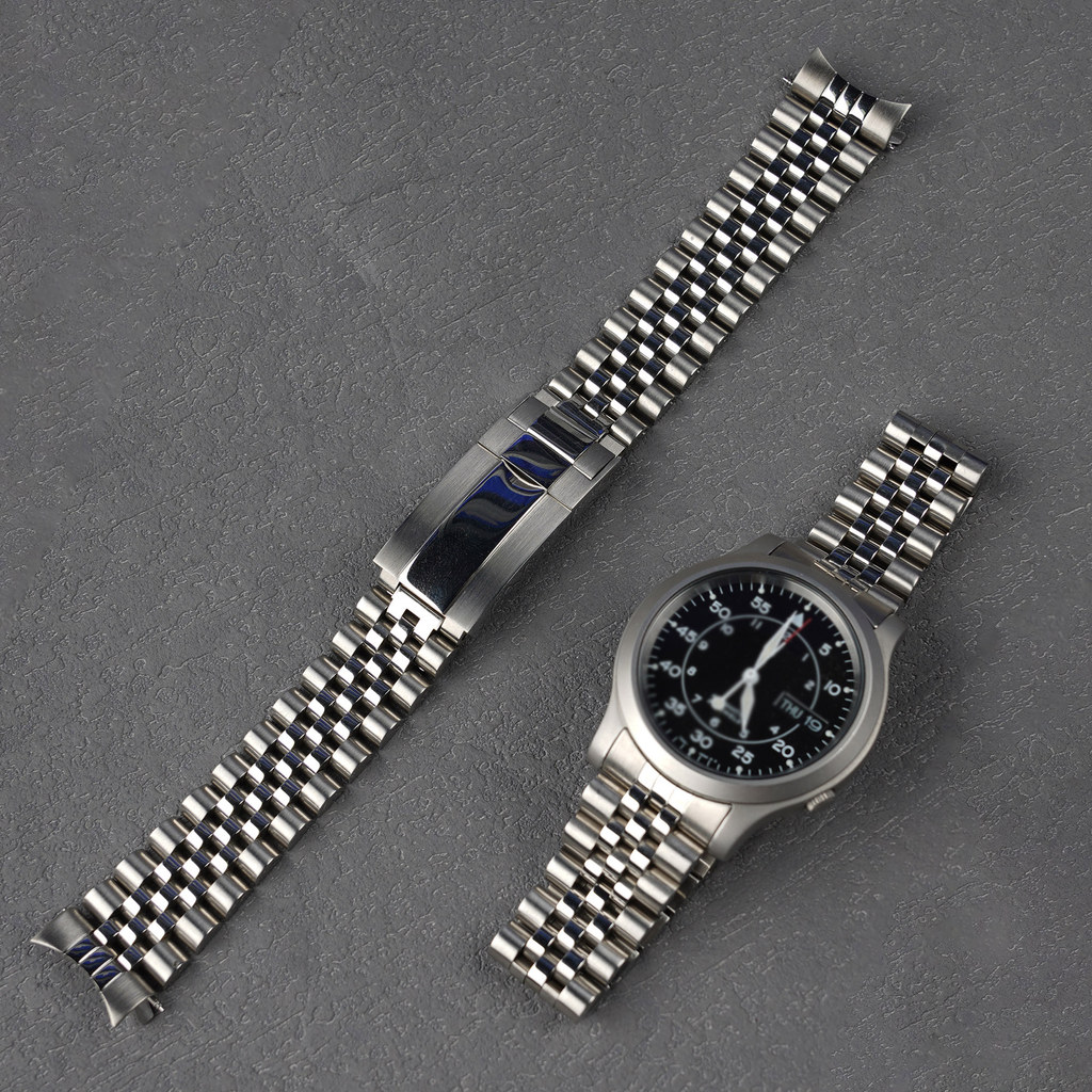 For Seiko 5 SNK809, SNK807, SNK805, SNK803 - Roamy 18mm Silver Jubilee Watch Band with Hollow Curved