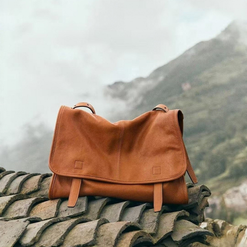 Vegetable Tanned Leather Large Capacity Messenger Bag for Women, Commuter Bag with Relaxed Feel, Cro