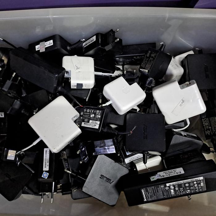 ADAPTOR LAPTOP ALL TIPE KONDISI NORMAL MINUS BUNTUNG terlaris