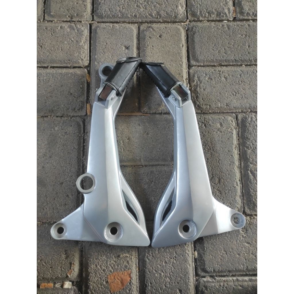 FOOSTEP POSTEP BOSTEP SHOGUN NEW 125 (2008) SILVER, SHOGUN SP/SHOGUN RR (BIASA)