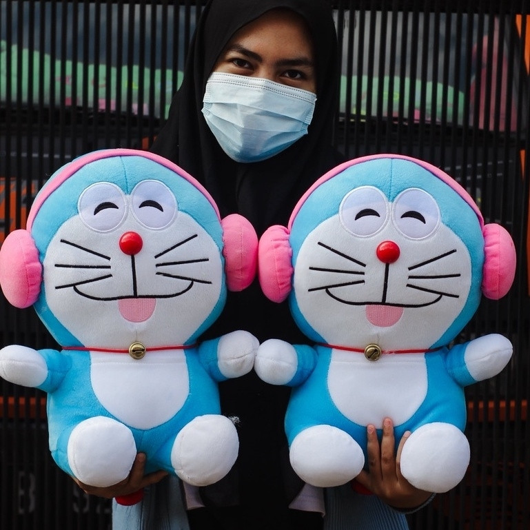 Boneka Karakter Doraemon 30cm Hadiah Ulang Tahun Anak Bisa COD DORAEMON PAKE HEADSET Bahan Halus Lem