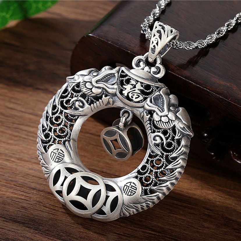 Xianglong Kirim Fu Ping Sebuah Kalung Liontin Gesper Pria Shuanglong Mainkan Liontin Manik-manik