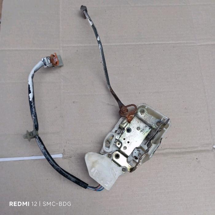 Doorlock door lock pintu depan kanan / driver Honda Civic ferio S04 asli copotan