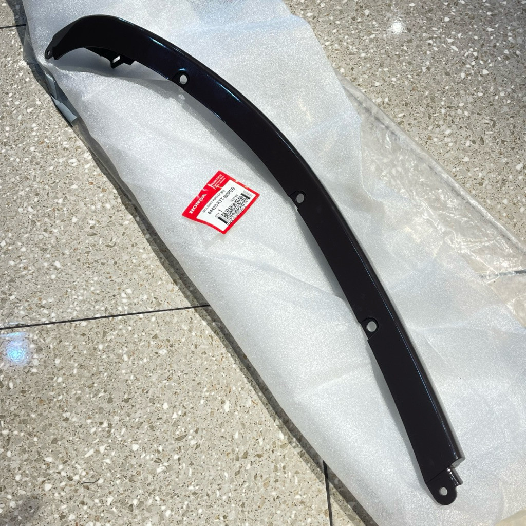 MOLDING LIST LIS TAMENG BODY DEPAN KANAN SCOOPY KARBU COKLAT ORIGINAL AHM 64420 KYT 900PEB