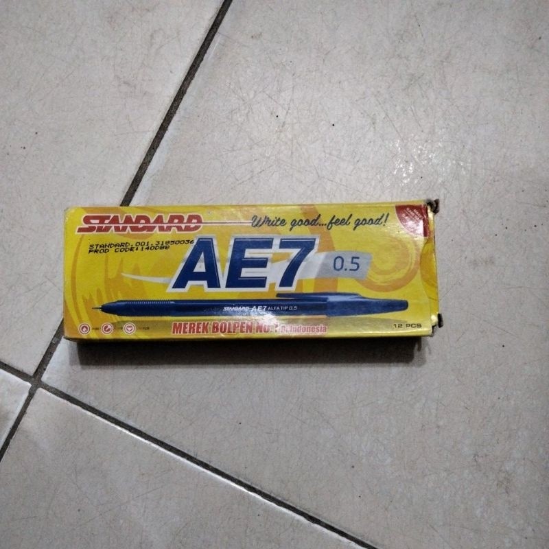(12kotak) Pena standard AE7 0.5 biru