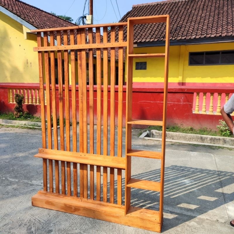 PENYEKAT RUANGAN TAMU MINIMALIS TEMPEL DINDING